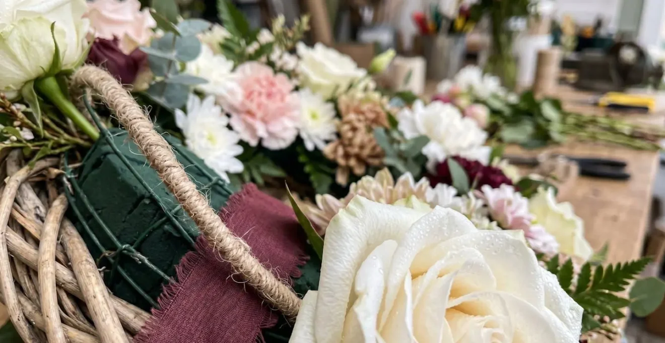 Différentes formes de compositions florales funéraires traditionnelles françaises en gros plan